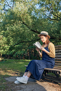 美女大学生公园里郊游看书阅读图片