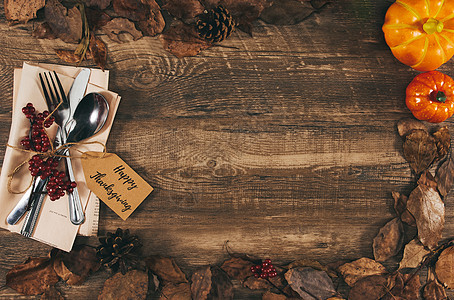 木质纹理下的感恩节刀叉图片