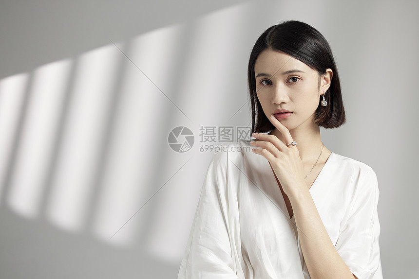 气质美女戒指展示图片