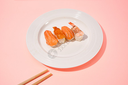 装盘的三文鱼和甜虾刺身背景图片