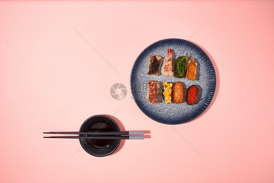 装盘的多种美味寿司图片