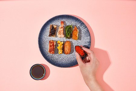 正准备吃的不一样的寿司背景图片