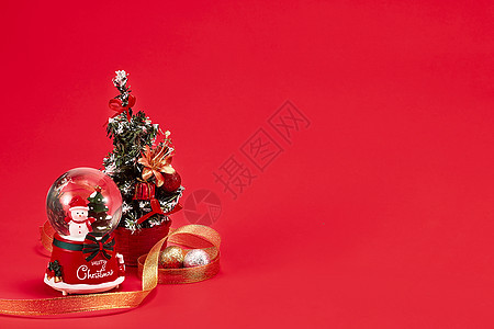 红色背景下的圣诞装饰品图片