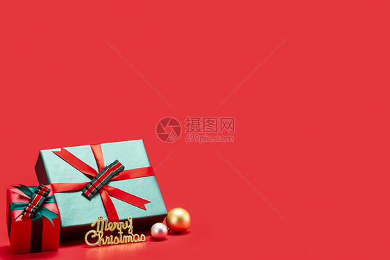 红色背景下的圣诞节礼物图片