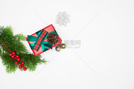 白色背景下的简约圣诞礼盒图片