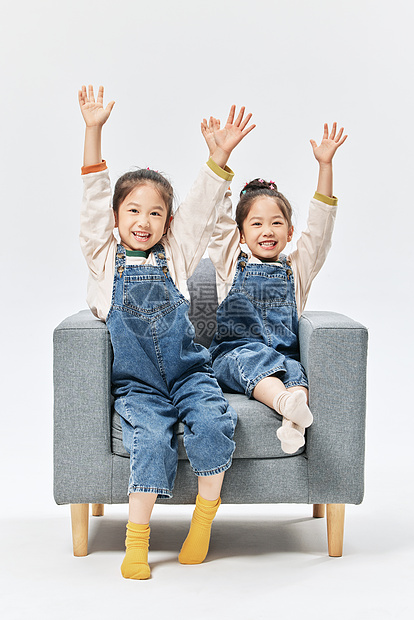 童年双胞胎小女孩沙发上亲密相伴