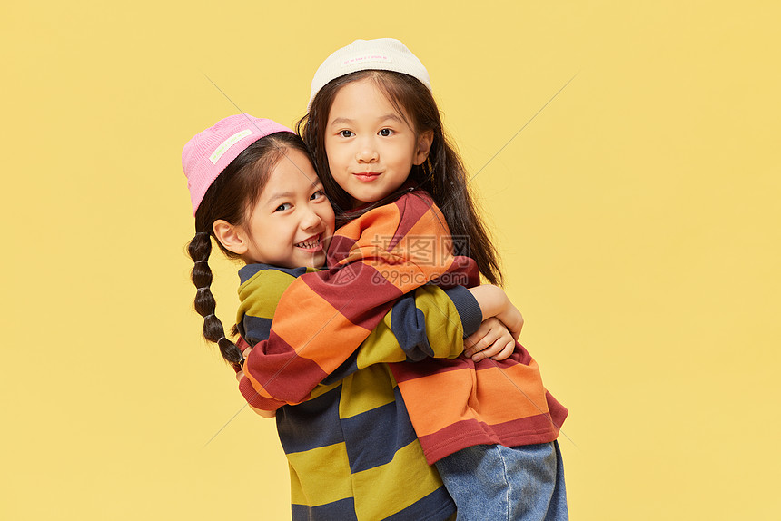 双胞胎姐妹小女孩亲密相拥陪伴