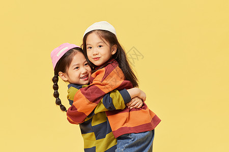双胞胎姐妹小女孩亲密相拥陪伴图片素材