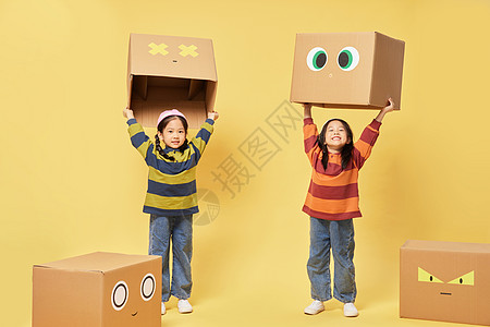 可爱表情双胞胎可爱小女孩玩创意表情纸盒箱背景
