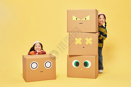可爱表情双胞胎可爱小女孩玩创意表情纸盒箱背景