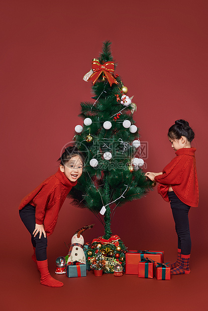 双胞胎小女孩过圣诞节挂装饰图片