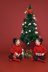 双胞胎小女孩过圣诞节拿礼物盒图片
