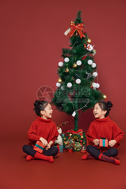 双胞胎小女孩过圣诞节拿礼物盒图片