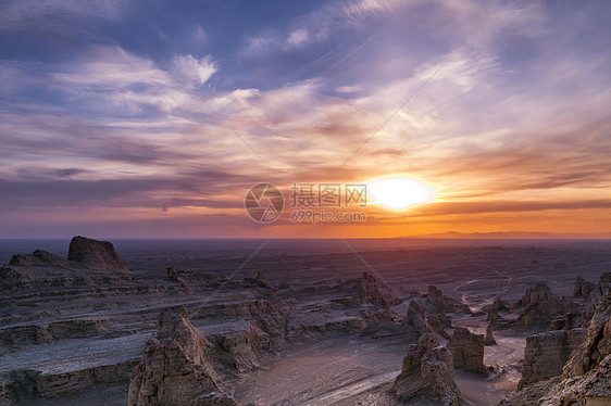 夕阳下的青海鄂博梁雅丹地貌群图片