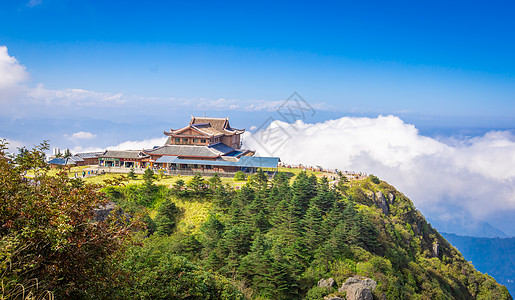 四川峨眉山顶万佛寺与漂浮的云海图片