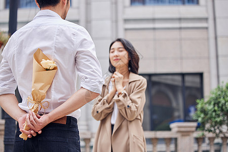 情侣男性给女性准备惊喜礼物图片