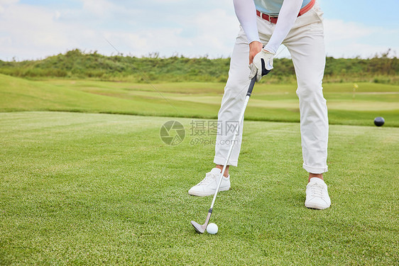 打高尔夫的男性发球动作特写图片