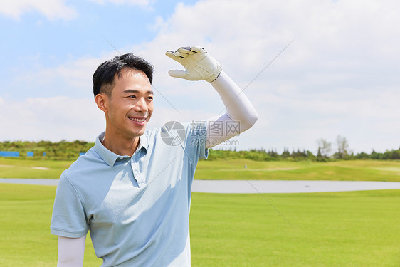男性站在高尔夫球场看远方图片