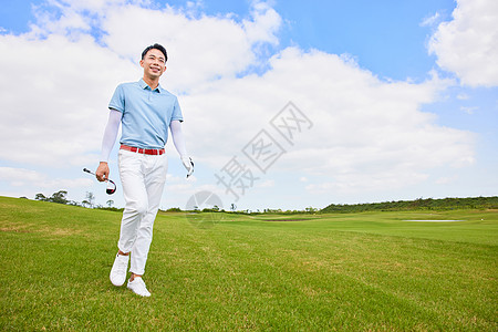 走在高尔夫球场的男性图片