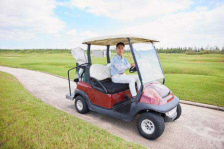 高尔夫球男性驾驶高尔夫代步车背景