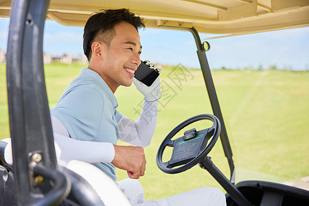 在高尔夫球车上打电话的男性图片