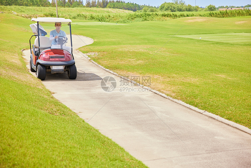 男性驾驶高尔夫代步车图片