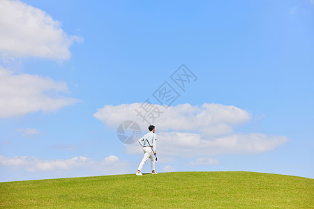 森林草地走在高尔夫球场的男性背景