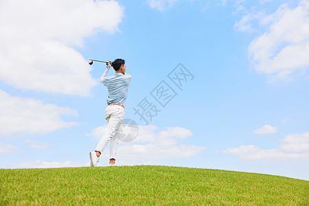 打高尔夫球的男性背影图片