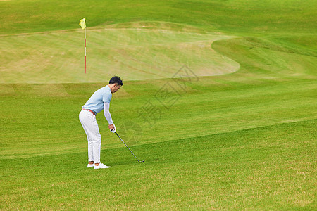 在高尔夫球终点的男性图片