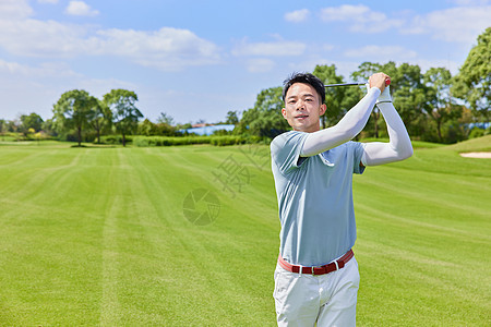 打高尔夫的男性挥杆动作背景图片