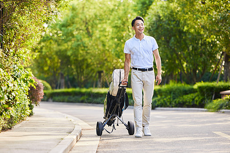 带着装备准备打高尔夫的男性高清图片