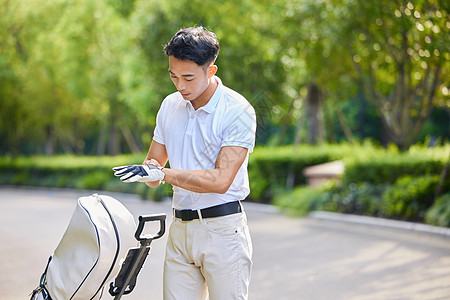 男性穿戴打高尔夫装备图片