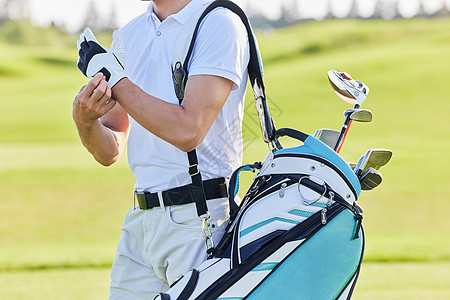 男性穿戴高尔夫球装备手套图片