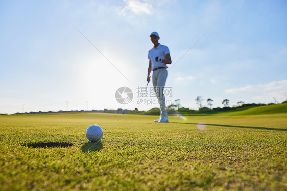 高尔夫球进洞特写图片