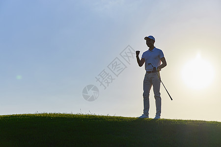 高尔夫剪影打高尔夫的男性剪影背景