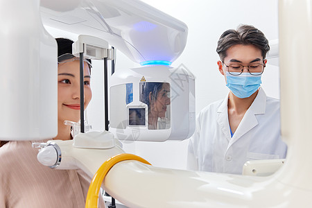 医生使用仪器拍摄牙齿x光片背景图片
