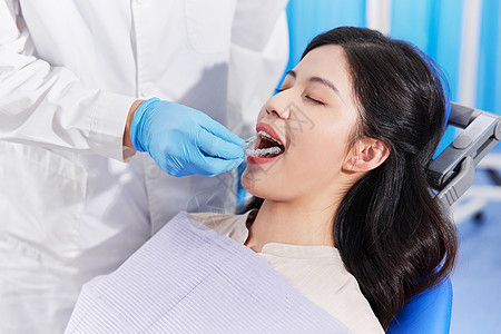 牙医为患者佩戴牙齿矫正器图片