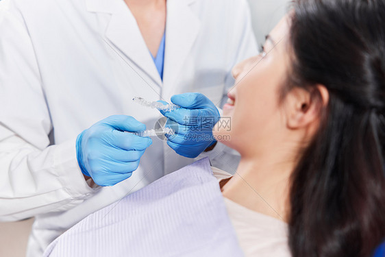 医生手拿牙齿矫正器图片
