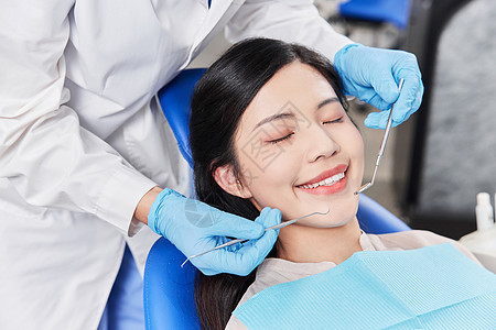 女性患者做牙齿治疗图片