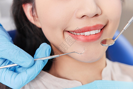 女性患者做牙齿治疗特写图片