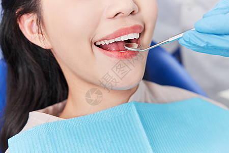 女性患者做牙齿治疗特写图片