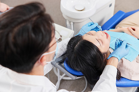 牙科医生为患者治疗牙齿图片