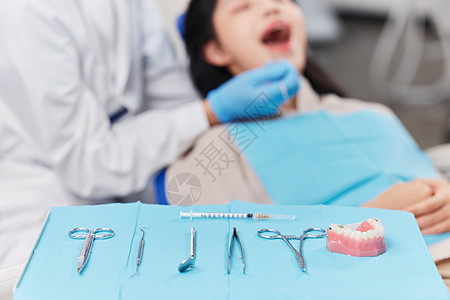 牙科医生给患者做手术图片