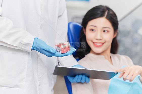 患者与牙科医生讨论牙齿问题图片