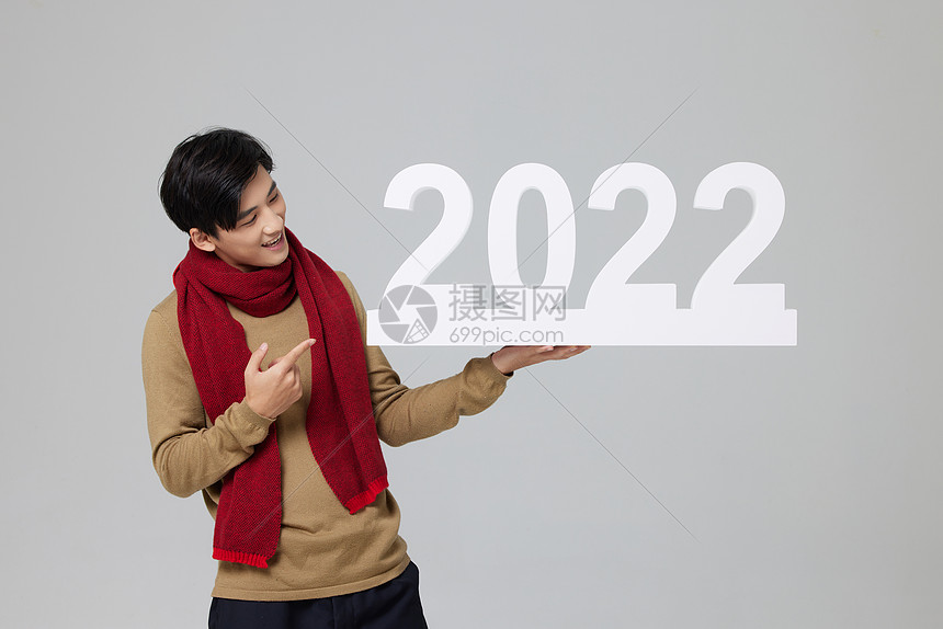 春节喜庆男性手托着2022图片