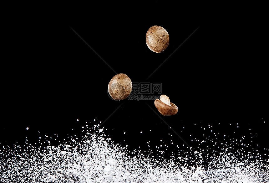 面粉上飞起的香菇图片