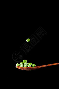 勺子上飞起的豌豆粒图片