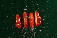 悬浮在空中被切开的红椒图片