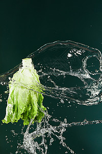 蔬菜水珠被水淋到的新鲜生菜背景