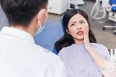 手术管图标女性病患被牙齿问题困扰背景